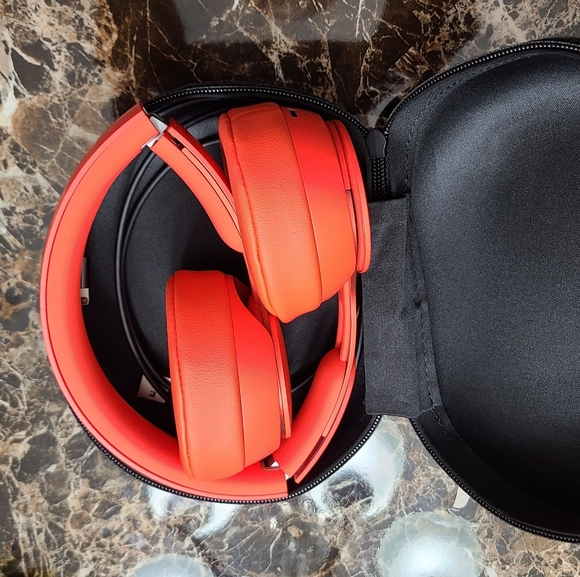 Beat by Dr.Dre studio 3. Color: citrus red - Picture 2 of 6